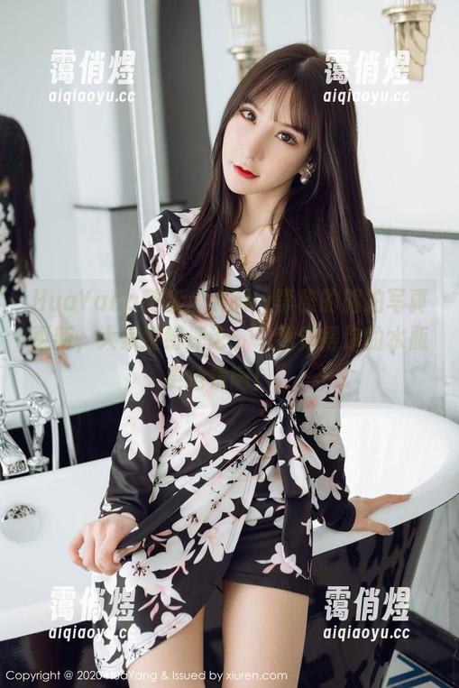 HuaYang花漾-Abby李雅 HuaYang花漾 - Abby李雅的旅拍写真更新,大家纷纷评论:“我觉得你的水瓶更抢镜啊!”