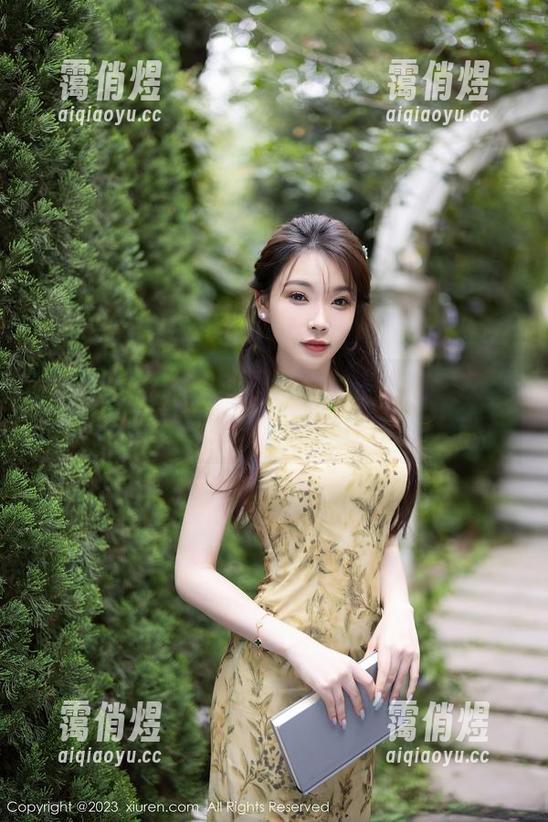 Xiuren秀人网-白小喵 Xiuren秀人网 - 图片中的白小喵,灰丝在风中轻轻摇摆——好像在和我打招呼
