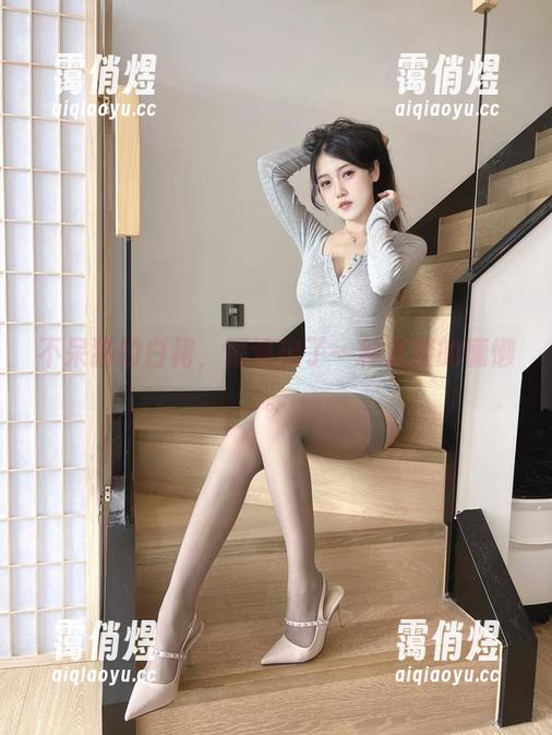 不呆猫的白裙，精选出了一种淡淡的慵懒。