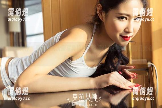 克拉女神 - 赵雨静的校服写真福利，总是让我对男老师的目光有种无形的压力！