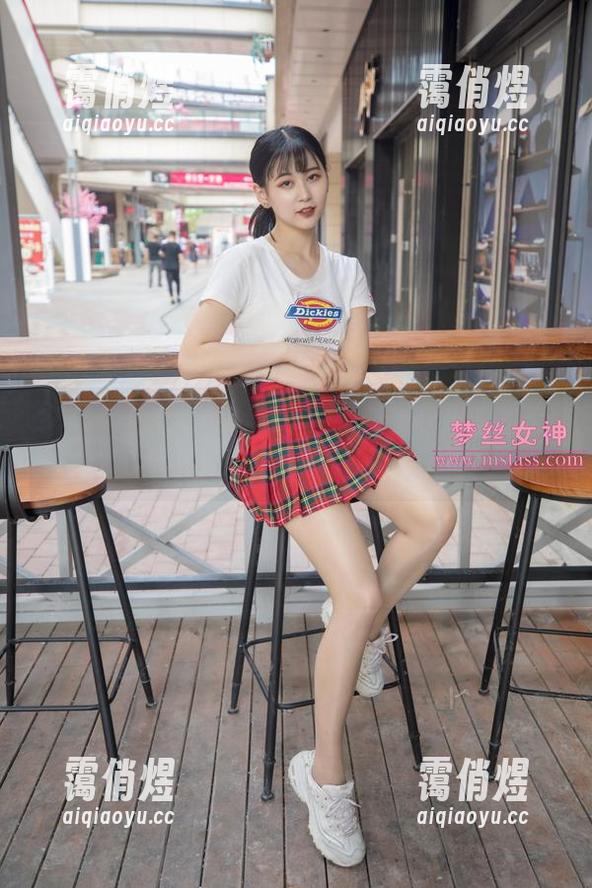 梦丝女神 - 照片里的晓晓，黑衣少女气质也太难捉摸了吧。