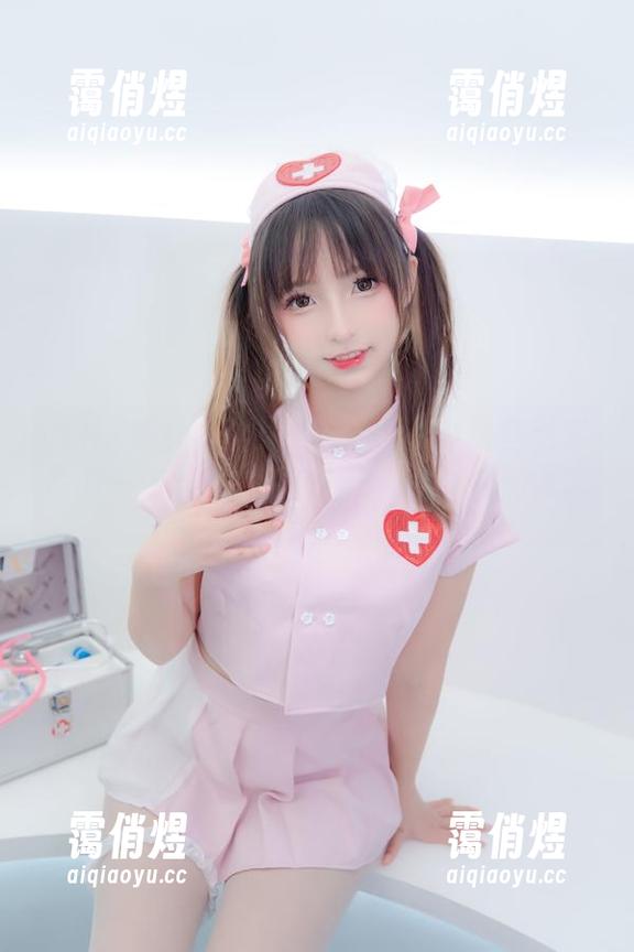 神楽坂真冬 当神楽坂真冬化身睡衣少女:从卧室到客厅的一场cos之旅,满屏都是慵懒的诱惑。