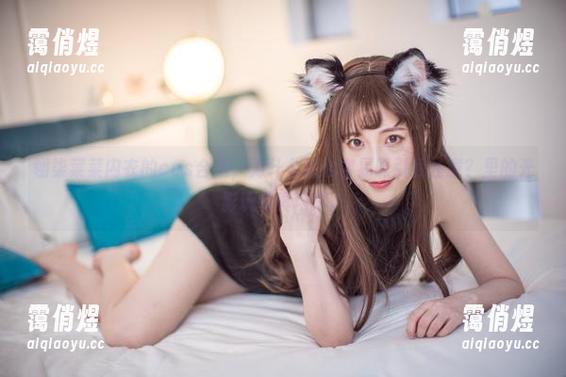 翎柒菜菜内衣的cos合集，为什么那么容易吸引我注意？里的光影玩得真巧妙。