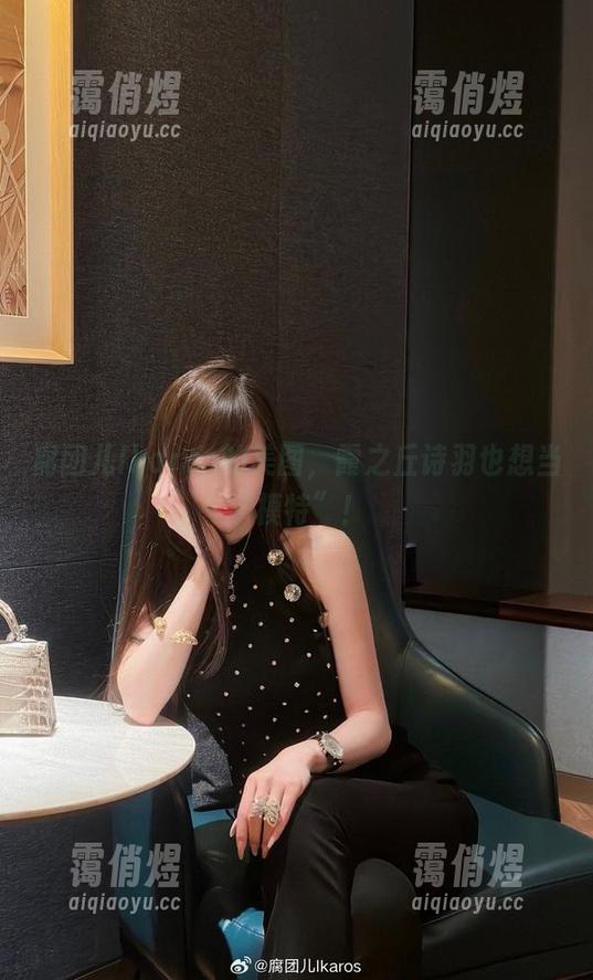 腐团儿Ikaros的美图，霞之丘诗羽也想当“模特”！