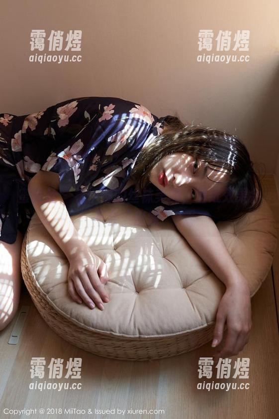 蜜桃社-伊琳 蜜桃社 - 看伊琳的丝袜美图,壁纸效果会不会“出线”?