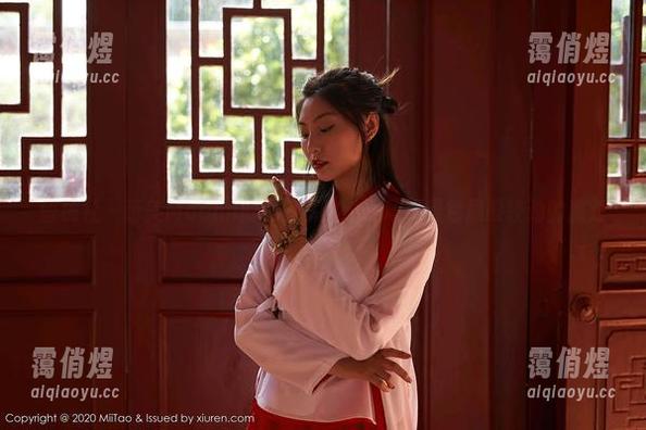 蜜桃社-萌美Moemi 蜜桃社 - 萌美Moemi的黑色写真:一场跟黑色屁股较劲的派对