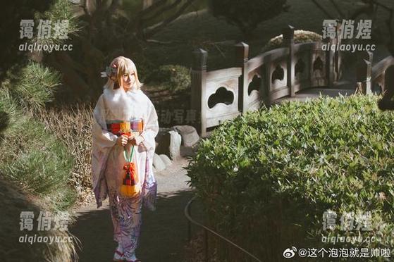 把这个泡泡就是逊啦的运动写真集下载到手机，随时随地感受动感！