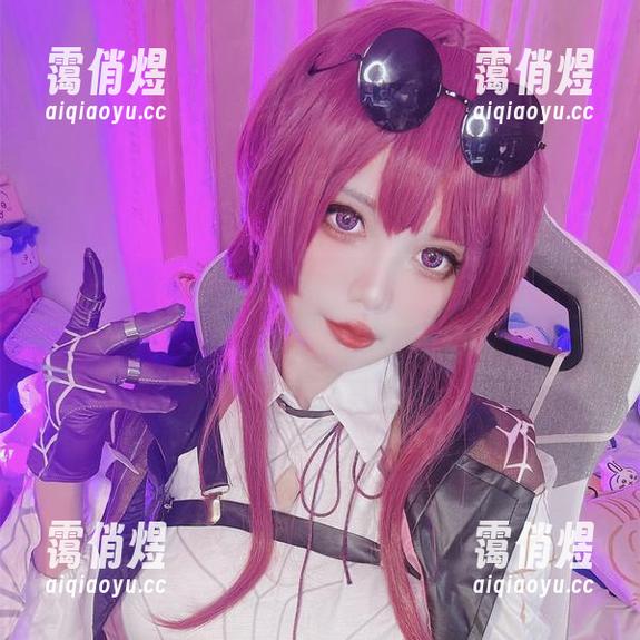 雪猫 雪猫cos之后的自拍,不偏不倚,却自成风景,真耐人寻味。