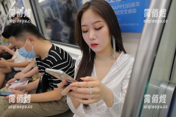 魔镜街拍-艾小青 魔镜街拍 - 漫展激情时刻:艾小青私拍图包引发粉丝yelling!