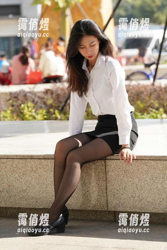 魔镜街拍 魔镜街拍合集:肉丝袜的微胖美女,让我先冷静一下,这美腿中隐藏的智慧又得几分呢?